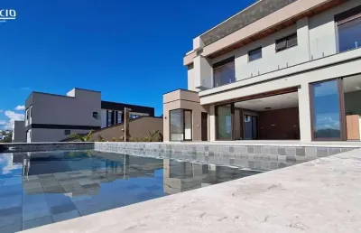 Sobrado novo com 4 suítes, piscina, sauna e automação