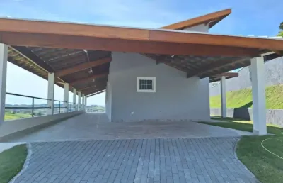 Casa térrea nova localizada no condomínio mantiqueira com 3 dormitórios, sendo 1 suíte!