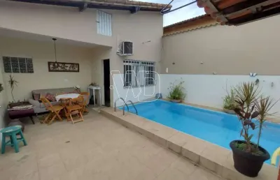 Duas casas amplas e muito confortáveis, com piscina e espaço gourmet, no 2º quarteirão da rua do banco itaú.