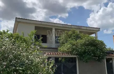 Casa com ótima localização e espaço disponível para venda!