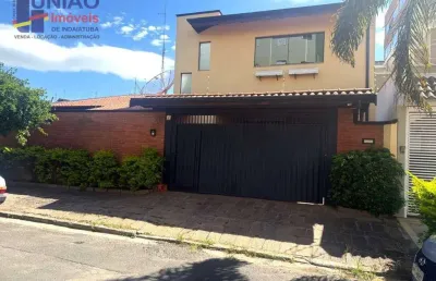 Excelente imóvel amplo, 03 suítes, piscina, espaço gourmet e suíte externa.