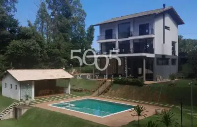Casa de condomínio para locação com 4 quartos, sendo 2 suítes, e 3 salas amplas e arejadas, com 680m2 de construção em um terreno de 5000m2