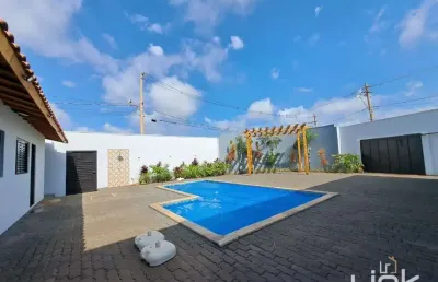 Casa térrea de festas à venda com 200 m2 de área construída, em terreno de 395 m2.