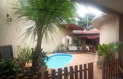 Lindo imóvel de esquina com piscina e área gourmet.