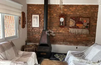 Casa sobrado com 3 quartos, sendo 1 suíte, no bairro bom fim