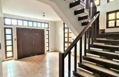 Casa a venda com dois pavimentos 03 quartos 03 vagas.