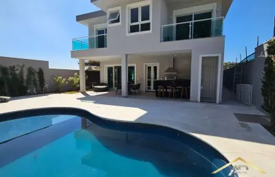 Belíssima casa de condomínio, 545m² com 4 amplas suítes.