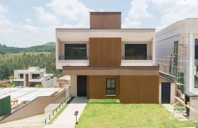 Excelente casa em condomínio, 501,98m² com 5 suítes sendo 1 master.