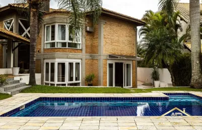 Casa luxuosa! 4 suítes, 7 banheiros, escritório e home theater.