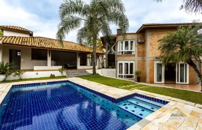Casa luxuosa para locação! 4 suítes, 7 banheiros, escrit. e home theater.