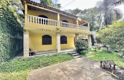Cond jd colibri - rústica, 3 dorms, quintal e muito jardim!