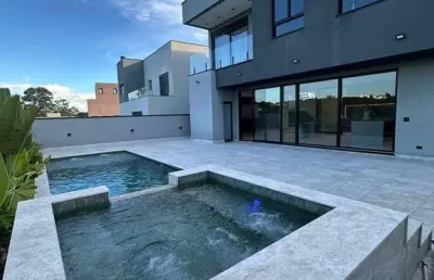 Belíssima casa na granja, 423m², com 4 suítes e moveis planejados.