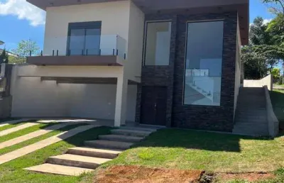 Venda de casa nova em condomínio, 3 sts e 1 master, 640m² de terreno.