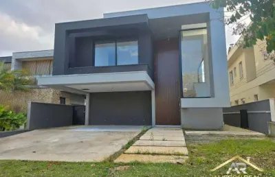 Bela casa em condomínio com 4 suítes, 1 master e 535m².