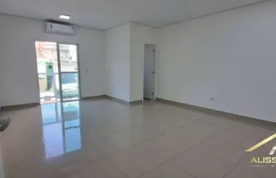Sala comercial para locação medindo 40 m² com ar condicionado.