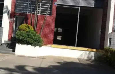 Armazém comercial / industrial em ótimo estado / excelente localização.