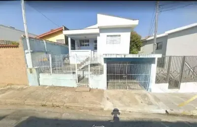 Casa térrea jd. das flôres/pestana 03 dormitórios + edícula com 02 quartos.