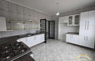 Casa de esquina com 3 andares – ampla, versátil e ideal para a sua empresa.