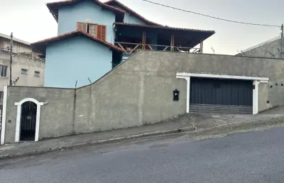 Casa a venda no bairro gloria  com dois pavimentos.