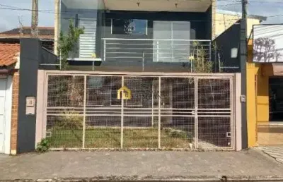 Casa  sobrado, excelente e adaptada para comércio, podendo considerar 07 salas.