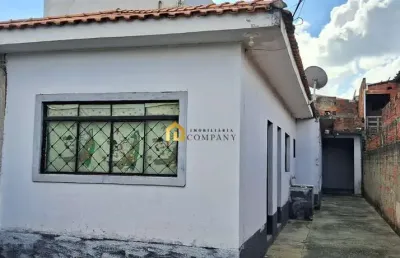 Casa térrea com 3 quartos sendo uma suíte e duas vagas de garagem