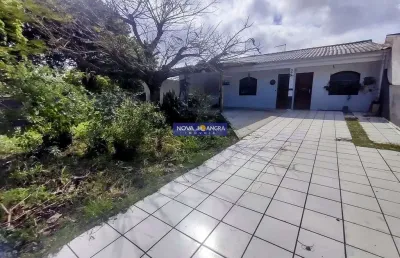 Residência com 03 dormitórios sendo 01 suíte  e amplo espaço de terreno