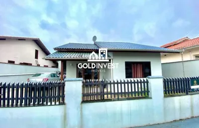 Casa solta com 3 dormitórios sendo 1 suíte com galpão atrás para fins comercias no limoeiro.