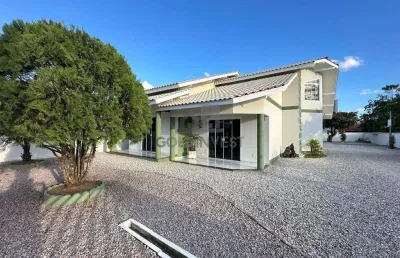 Casa no bairro rio branco com 155 m², possui 3 quartos sendo 1 suíte com banheira, 2 vagas de garagem, área de festas, amplo espaço de terreno.