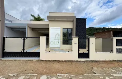 Casa baixa com 3 quartos, sendo 1 suíte, localizada no bairro guabiruba sul a 5 minutos do centro da cidade