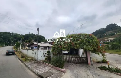 Residência espaçosa com área de festas e galpão multifuncional
