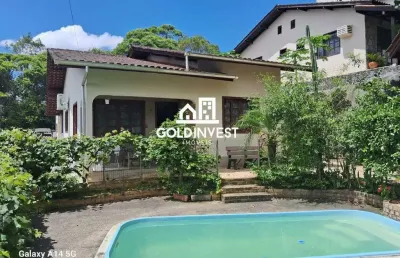 Casa com piscina no bairro souza cruz a poucos minutos do centro .