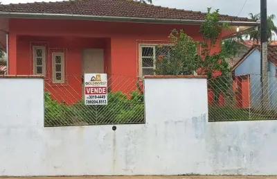 Casa solta com 3 quartos ( 1 suíte) com amplo espaço de terreno