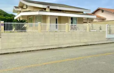 Casa de alto padrão semi mobiliada com 205 m² no bairro souza cruz, loteamento bruschal com 3 quartos sendo 1 suíte, garagem para 2 carros com piscina