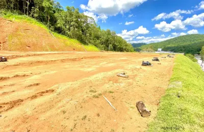 Terreno com grande área no bairro bateas com 9.627 m² a 7,7 km do centro de brusque próximo a rodovia ivo silveira com escritura