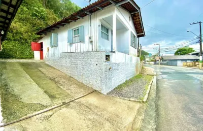 Casa no bairro guarani com 2 quartos, 2 vagas de garagem, a 5 minutos do centro de brusque