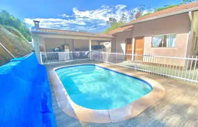 Casa bairro rio branco com 2 quartos 2 vagas de garagem área de festas piscina a 10 minutos do centro de brusque ( podendo ser financiada)