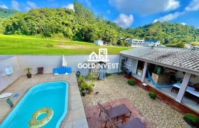 Casa no guarani com 240 m² 3 quartos, 3 vagas garagem, piscina, salão de festas, academia a 5 minutos do centro de brusque (pode ser financiada)