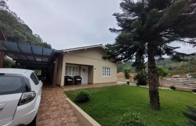 Casa solta com 3 quartos com amplo espaço de terreno