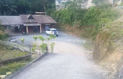 Casa com 3 quartos, piscina, área de festas, garagem para 4 carros, terreno com 690 m² a poucos minutos do centro de brusque