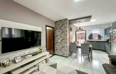 Casa de três quartos com piscina e área de festas e três vagas de garagem, localizada a apenas quinze minutos do coração da cidade.