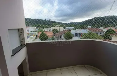 Apartamento semi mobiliado com 2 quartos, sacada e excelente localização!