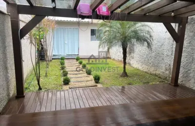 Sobrado com cozinha sob medida e 2 quartos, ótimo espaço externo, com área de festas
