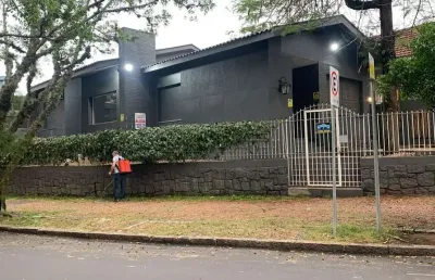 Casa comercial com 7 salas para alugar na avenida alegrete, 21, petrópolis, porto alegre por r$ 6.250