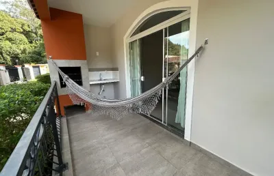 Familiar, amplo, no centro, próximo à praia. confortável, arejado, com jardim.