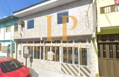 Vende-se casa, 2 andares, com 3 apartamentos e 2 kitnetes + garagem no são josé