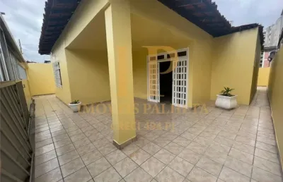 Vende-se casa, 3 quartos, 2 suítes e 2 vagas de garagem, no parque 10