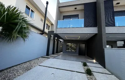 Casa mobiliada de estilo moderno à venda na praia dos ingleses, com 3 dormitório/01suíte