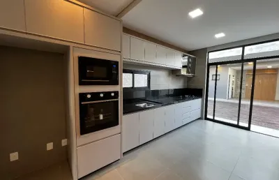 Casa mobiliada de estilo moderno à venda na praia dos ingleses, com 3 dormitório/01suíte