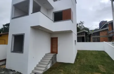 Sobrado triplex com 03 dormitórios a venda com vista mar -praia do santinho