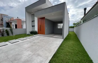 Apresentamos uma excelente casa localizada no bairro rio vermelho, com um amplo pátio individual perfeito para momentos de lazer,